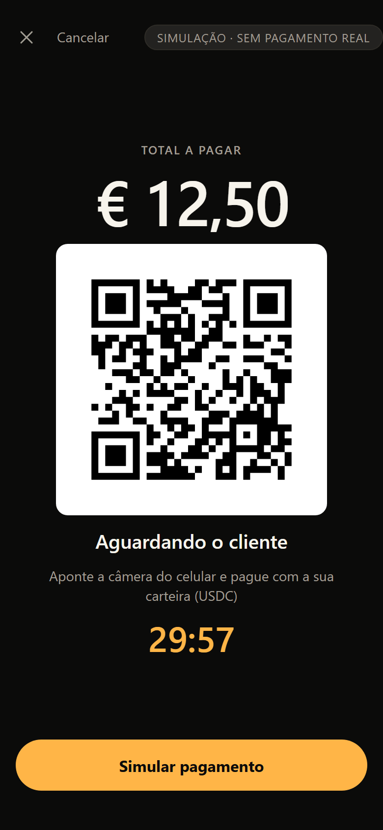 Ecrã com o código QR para o cliente pagar em cripto, em simulação
